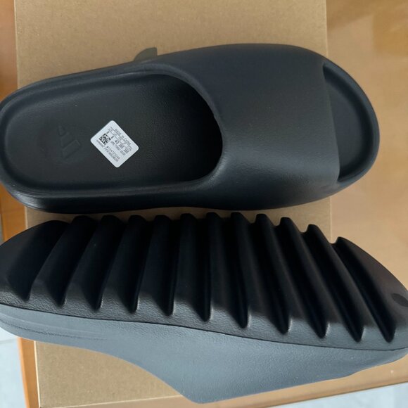 Yeezy slide slippers main image 4